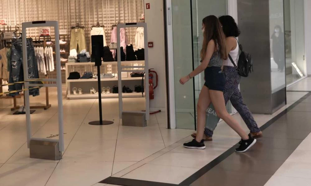 Καταστήματα και Πάσχα – Τα σενάρια και τα στρατόπεδα των ειδικών